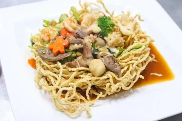 Mì Xào Giòn - Đặc sản ăn vặt với sự kết hợp độc đáo của độ giòn và mềm