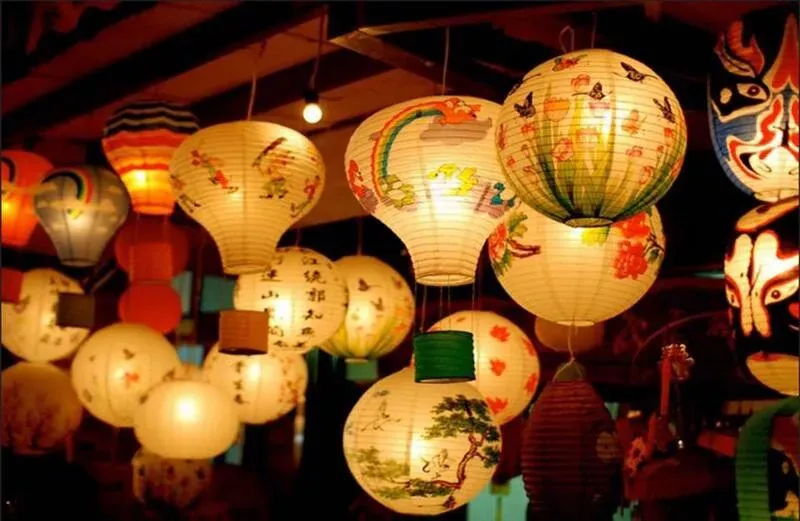 Hình ảnh phụ nữ Trung Quốc thực hiện nghi lễ cúng trăng cổ truyền trong dịp tết trung thu trung quốc