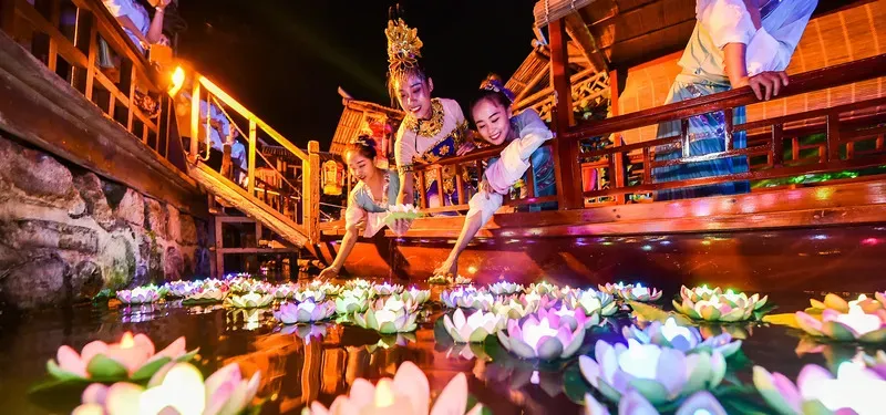 Phong tục thả đèn hoa đăng gửi gắm ước nguyện bình an trong tết trung thu trung quốc