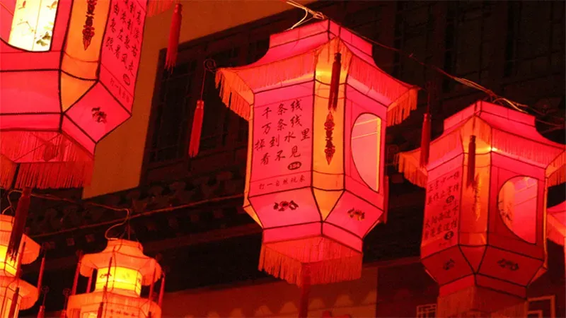 Giải đố đèn lồng, một hoạt động thử thách trí tuệ phổ biến trong tết trung thu trung quốc