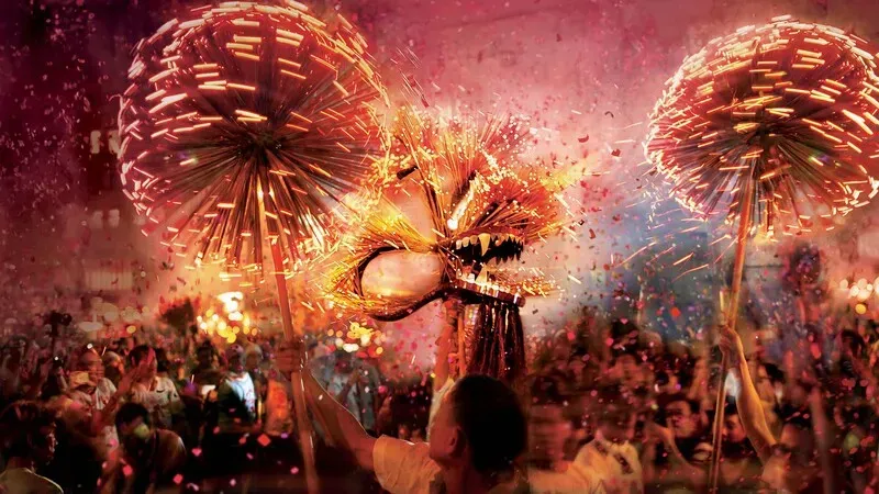 Múa Rồng Lửa truyền thống tại Hồng Kông, một hoạt động đặc trưng của tết trung thu trung quốc